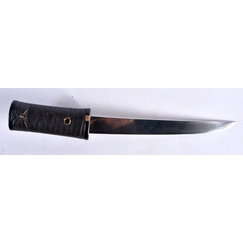 443 - A 19TH CENTURY JAPANESE MEIJI PERIOD BLACK LACQUERED SHORT SWORD DAGGER. 32 cm long.  Buyers Note – ... 