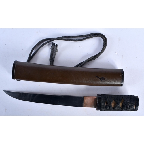 444 - A 19TH CENTURY JAPANESE MEIJI PERIOD SHORT SWORD DAGGER. 30 cm long.  Buyers Note – we are unable to... 