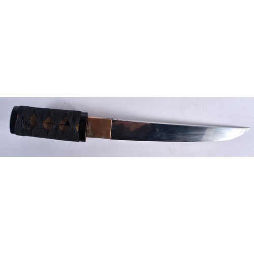 444 - A 19TH CENTURY JAPANESE MEIJI PERIOD SHORT SWORD DAGGER. 30 cm long.  Buyers Note – we are unable to... 