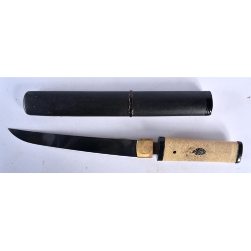 445 - A 19TH CENTURY JAPANESE MEIJI PERIOD SHORT SWORD DAGGER. 38 cm long.  Buyers Note – we are unable to... 