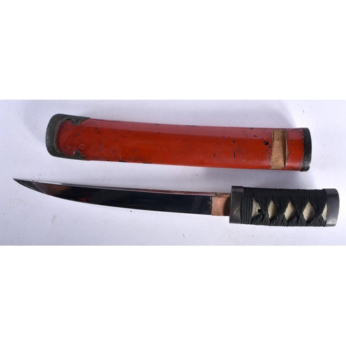 446 - A 19TH CENTURY JAPANESE MEIJI PERIOD SHORT SWORD DAGGER. 32 cm long.  Buyers Note – we are unable to... 