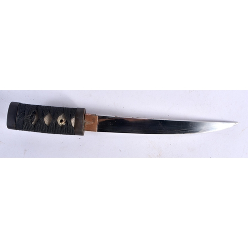 446 - A 19TH CENTURY JAPANESE MEIJI PERIOD SHORT SWORD DAGGER. 32 cm long.  Buyers Note – we are unable to... 