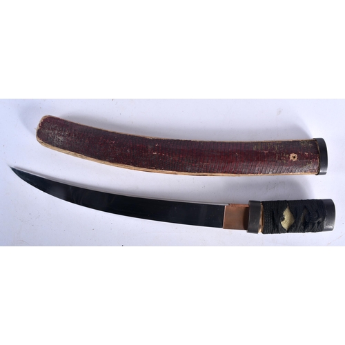 447 - A 19TH CENTURY JAPANESE MEIJI PERIOD SHORT SWORD DAGGER. 35 cm long.  Buyers Note – we are unable to... 