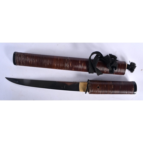 448 - A 19TH CENTURY JAPANESE MEIJI PERIOD SHORT SWORD DAGGER. 42 cm long.  Buyers Note – we are unable to... 