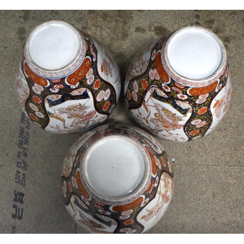 46 - A FINE SET OF VERY LARGE 18TH CENTURY JAPANESE EDO PERIOD IMARI VASES AND COVERS painted with panels... 