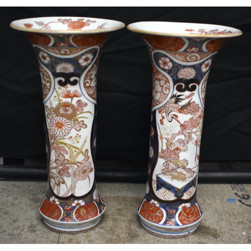 46 - A FINE SET OF VERY LARGE 18TH CENTURY JAPANESE EDO PERIOD IMARI VASES AND COVERS painted with panels... 