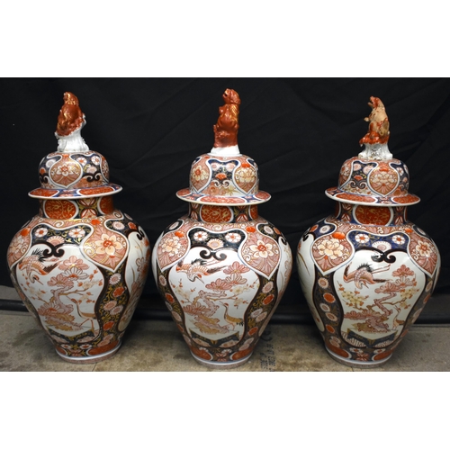 46 - A FINE SET OF VERY LARGE 18TH CENTURY JAPANESE EDO PERIOD IMARI VASES AND COVERS painted with panels... 