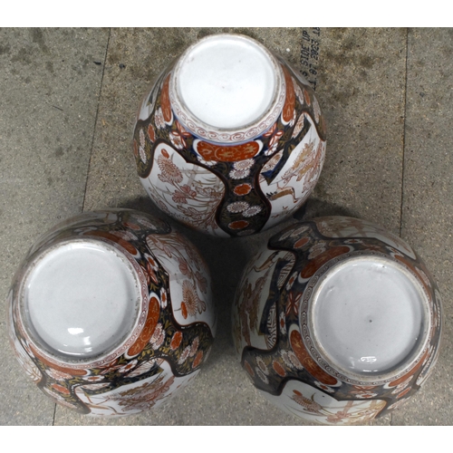 46 - A FINE SET OF VERY LARGE 18TH CENTURY JAPANESE EDO PERIOD IMARI VASES AND COVERS painted with panels... 