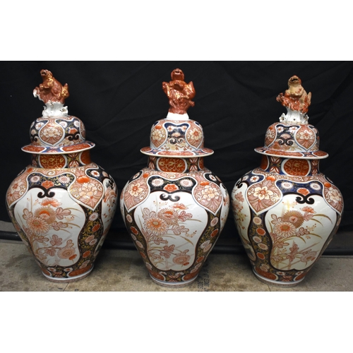 46 - A FINE SET OF VERY LARGE 18TH CENTURY JAPANESE EDO PERIOD IMARI VASES AND COVERS painted with panels... 