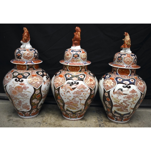 46 - A FINE SET OF VERY LARGE 18TH CENTURY JAPANESE EDO PERIOD IMARI VASES AND COVERS painted with panels... 