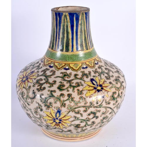 581 - A LARGE 19TH CENTURY CHINESE GREEN GLAZED PORCELAIN VASE Qing. 27 cm x 18 cm.