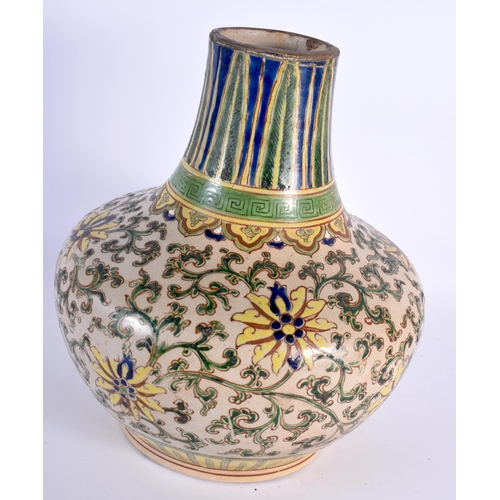 581 - A LARGE 19TH CENTURY CHINESE GREEN GLAZED PORCELAIN VASE Qing. 27 cm x 18 cm.