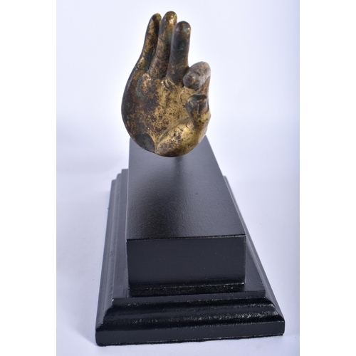 84 - A FINE 17TH/18TH CENTURY CHINESE GILT BRONZE BUDDHA HAND Kangxi/Yongzheng. 15 cm x 13 cm.