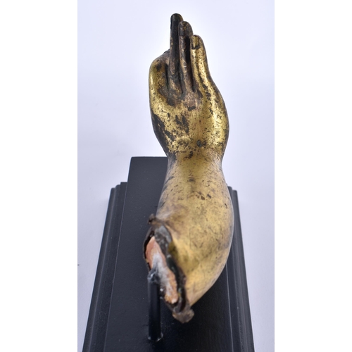 84 - A FINE 17TH/18TH CENTURY CHINESE GILT BRONZE BUDDHA HAND Kangxi/Yongzheng. 15 cm x 13 cm.