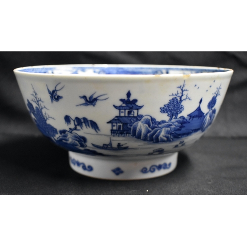 9 - AN 18TH CENTURY CHINESE EXPORT BLUE AND WHITE PORCELAIN BOWL Qianlong, painted with figures standing... 