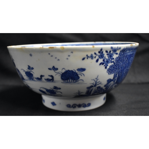 9 - AN 18TH CENTURY CHINESE EXPORT BLUE AND WHITE PORCELAIN BOWL Qianlong, painted with figures standing... 