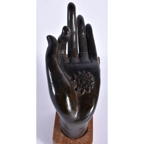 95 - A 17TH CENTURY CHINESE SOUTH EAST ASIAN BRONZE BUDDHA HAND of elegant form. 21 cm x 8 cm.