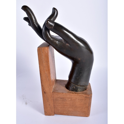 95 - A 17TH CENTURY CHINESE SOUTH EAST ASIAN BRONZE BUDDHA HAND of elegant form. 21 cm x 8 cm.