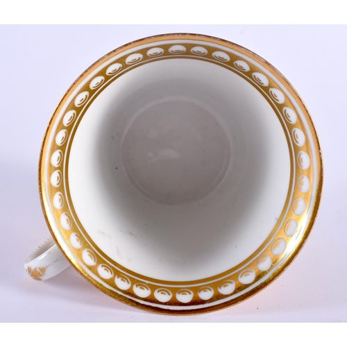 16 - AN EARLY 19TH CENTURY CHAMBERLAINS WORCESTER CUP AND SAUCER painted with a Willon Wren & another bir... 