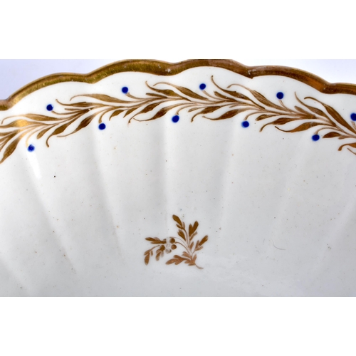 163 - Late 18th century Caughley saucer-dish fluted with a leafy blue berried gold border, the centre pain... 