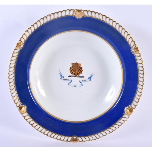 24 - AN EARLY 19TH CENTURY CHAMBERLAINS WORCESTER ARMORIAL BOWL painted with a shell under a rich blue ba... 