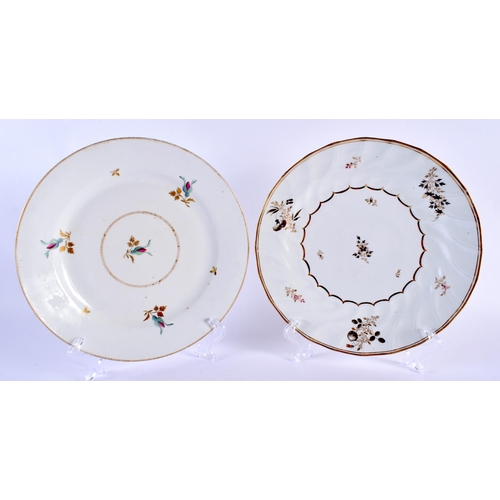 28 - THREE EARLY 19TH CENTURY CHAMBERLAINS WORCESTER PLATES together with a similar floral and coral grou... 