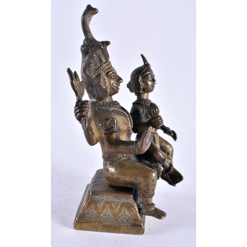 319 - A 19TH CENTURY INDIAN BRONZE FIGURE OF A HINDU DEITY modelled with an attendant. 17 cm x 10 cm.