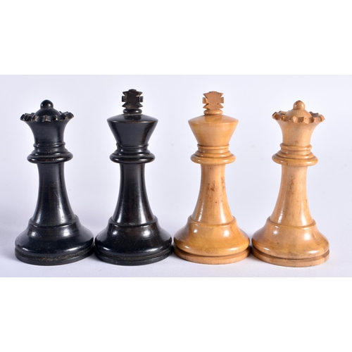 363 - A BOXWOOD AND EBONY CHESS SET. Largest 8 cm high. (qty)