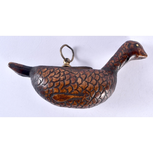 400K - A Rare Treen Snuff Box Carved as a Goose. 11cm x 6cm x 3.5cm, weight 31g