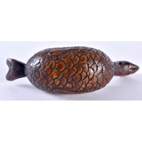 400K - A Rare Treen Snuff Box Carved as a Goose. 11cm x 6cm x 3.5cm, weight 31g