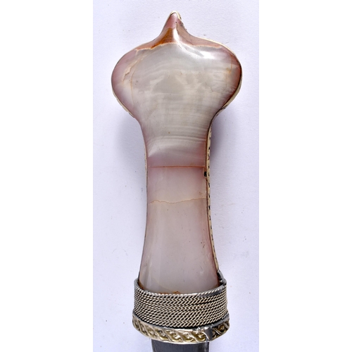 403 - AN EARLY 20TH CENTURY MIDDLE EASTERN AGATE MOUNTED DAGGER with white metal mounts. 30 cm long.