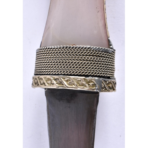 403 - AN EARLY 20TH CENTURY MIDDLE EASTERN AGATE MOUNTED DAGGER with white metal mounts. 30 cm long.