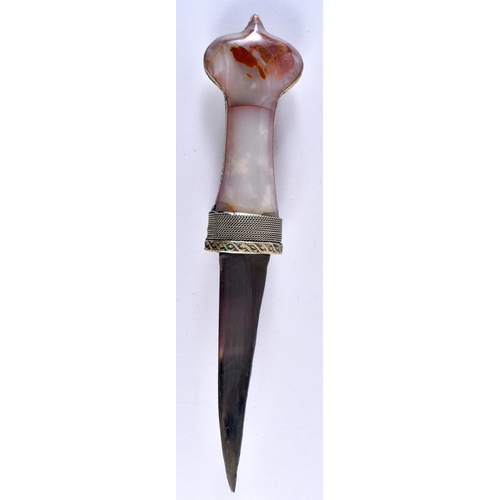 403 - AN EARLY 20TH CENTURY MIDDLE EASTERN AGATE MOUNTED DAGGER with white metal mounts. 30 cm long.