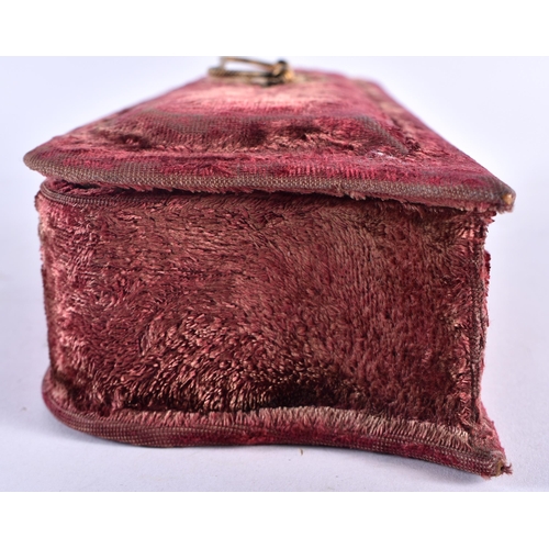 406 - A LOVELY LATE VICTORIAN/EDWARDIAN COUNTRY HOUSE VELVET BOX with period gloves and stretchers. Larges... 