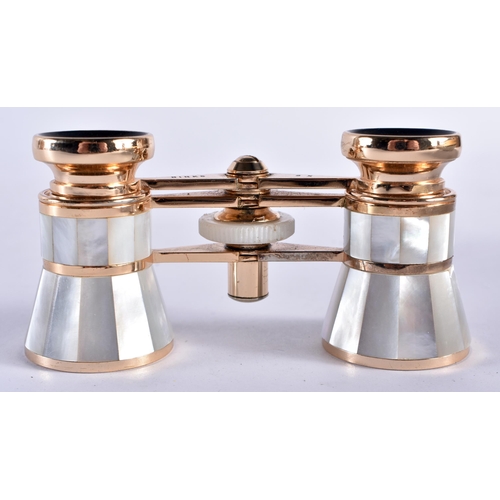 425 - A PAIR OF MOTHER OF PEARL OPERA GLASSES. 9 cm x 6 cm.