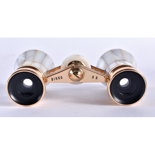 425 - A PAIR OF MOTHER OF PEARL OPERA GLASSES. 9 cm x 6 cm.