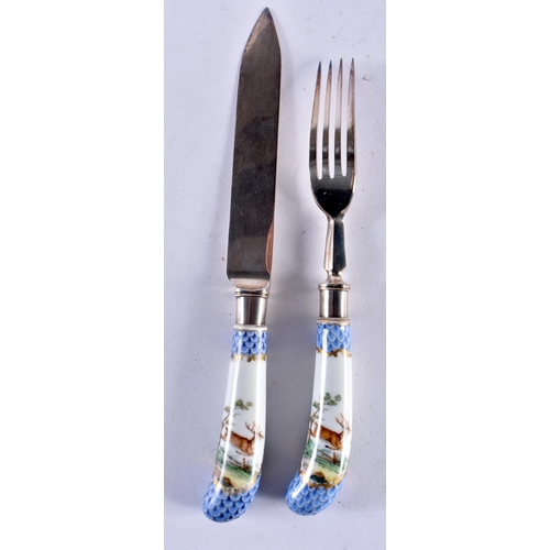 426 - A PAIR OF 19TH CENTURY GERMAN MEISSEN PORCELAIN HANDLED CUTLERY painted with hunting scenes. 19 cm l... 