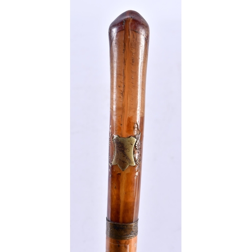 428 - A 19TH CENTURY MIDDLE EASTERN CARVED HORN OR AMBER HANDLED HORSE HOOF WALKING CANE. 90 cm long.