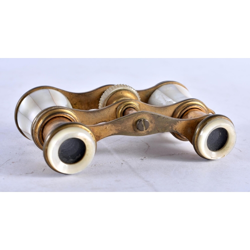 454 - A PAIR OF MOTHER OF PEARL OPERA GLASSES. 8 cm x 6 cm extended.