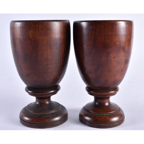 485 - A PAIR OF ANTIQUE TREEN WOOD GOBLETS. 15 cm x 7 cm.