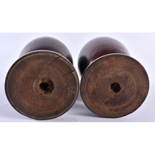 485 - A PAIR OF ANTIQUE TREEN WOOD GOBLETS. 15 cm x 7 cm.