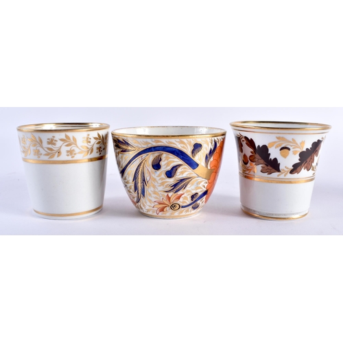 49 - TWO LATE 18TH CENTURY WORCESTER CUPS together with an imari cup C1800 & a green ground cup and sauce... 