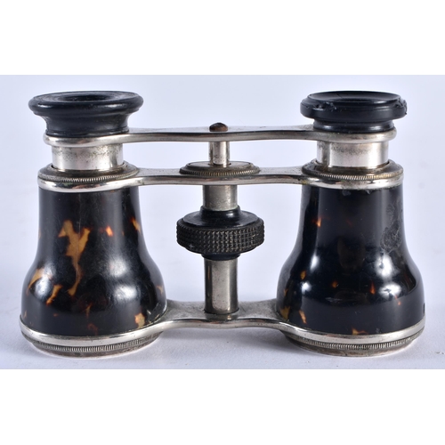 495 - A PAIR OF TORTOISESHELL OPERA GLASSES. 9 cm x 6 cm extended.