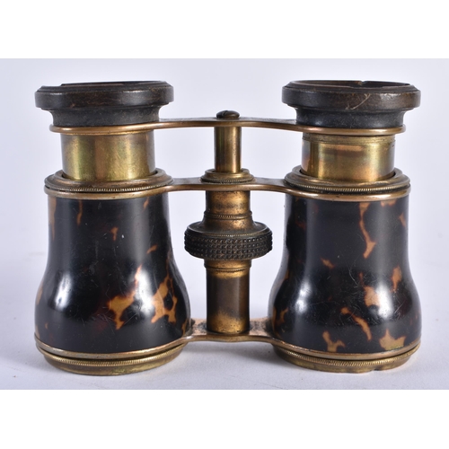 496 - A PAIR OF TORTOISESHELL OPERA GLASSES. 8 cm x 5 cm extended.