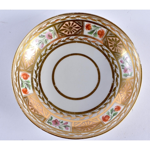 51 - A LATE 18TH CENTURY WORCESTER TEABOWL AND SAUCER painted with floral panels and gilt motifs. 12 cm d... 