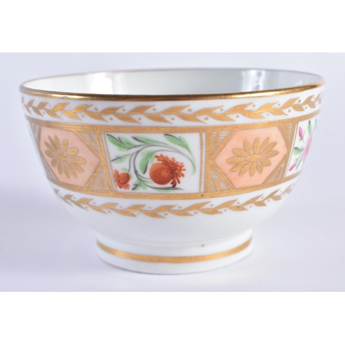 51 - A LATE 18TH CENTURY WORCESTER TEABOWL AND SAUCER painted with floral panels and gilt motifs. 12 cm d... 