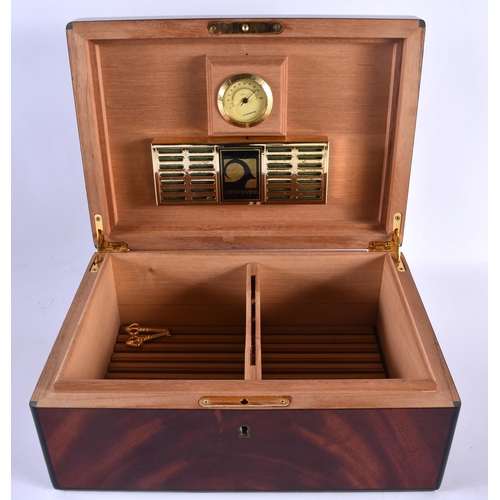 513 - A GENTLEMANS CIGAR HUMIDOR. 30 cm x 20 cm x 12 cm.