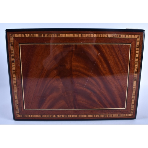 513 - A GENTLEMANS CIGAR HUMIDOR. 30 cm x 20 cm x 12 cm.