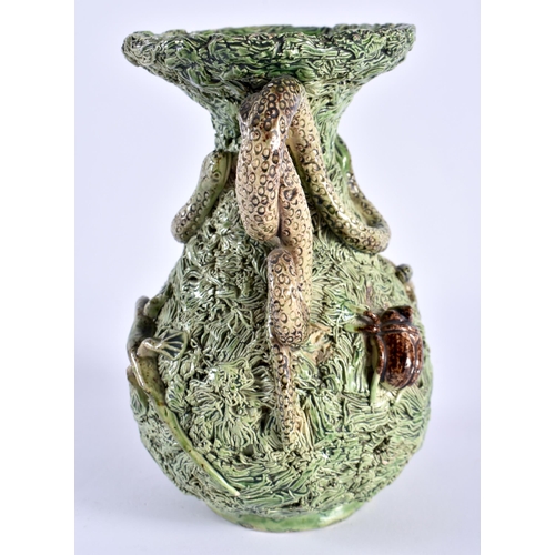 524 - A 19TH CENTURY PORTUGUESE MAJOLICA TWIN HANDLED LIZARD VASE. 15 cm x 10 cm.