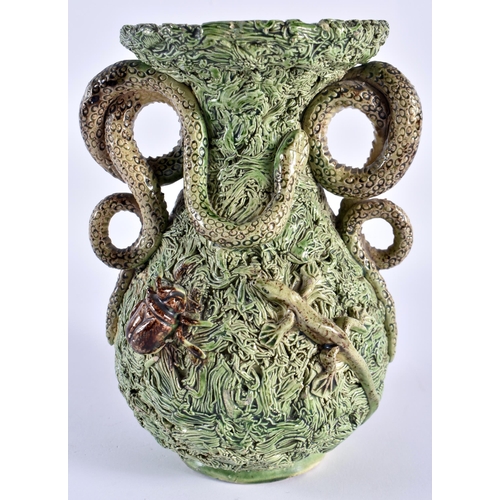 524 - A 19TH CENTURY PORTUGUESE MAJOLICA TWIN HANDLED LIZARD VASE. 15 cm x 10 cm.